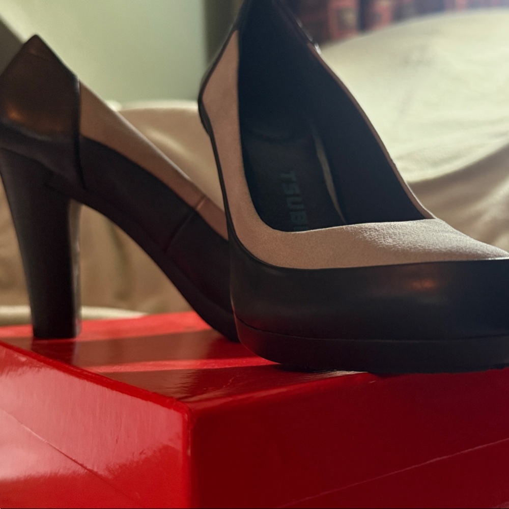 Tsubo Two-Tone Black and Gray Heels